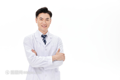 青年男性醫生抱胸半身形象